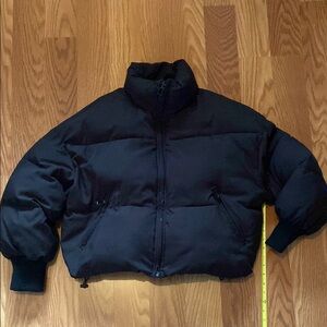 Woman’s cropped  Black Puffer Jacket size medium M zipper cuffed sleeves